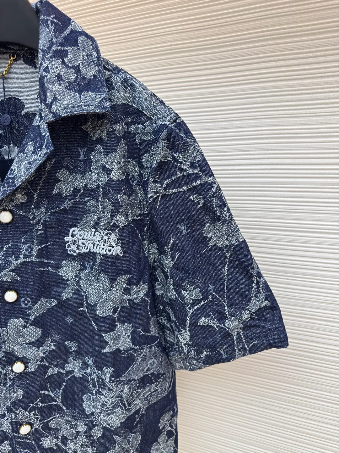 LOUIS VUITTON floral embroidered letter short-sleeved shirt ●Authentic product: Purchased and developed for 9499 ●Item number: 1680178-B40 ●Fabric: denim fabric ●Technology: jacquard production ●Version: fitted version ●Weight: about 770 grams ●Size: S-M-L-XL ●Description: Made of customized cotton jacquard denim fabric, 100% cotton imported yarn, decorated with floral and surf pattern designs throughout, Monogram pattern is depicted on it, the jacquard is integrated with the fabric, and the placket is molded with customized pearlescent buttons with LV letter logo, truly 1:1 copy. The overall wiring is straight and delicate, the fabric is comfortable and soft, and the color is consistent without color difference. It can be matched with the same style to create a fashionable look and control various occasions. Customized accessories, complete with three standards, same style for men and women!